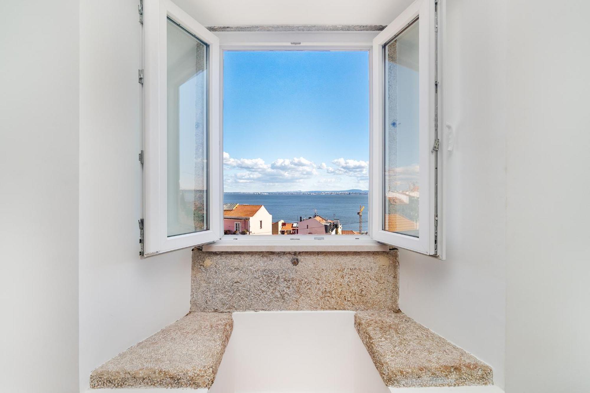 Whome Exclusive In A Prime Location With River View Appartement *